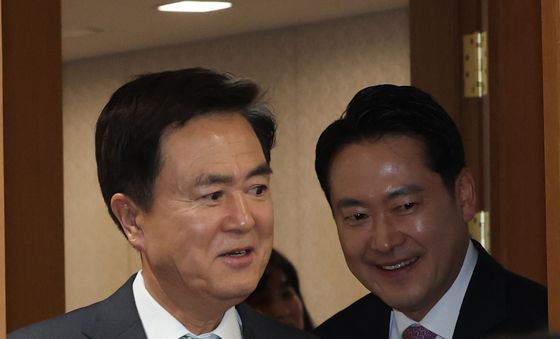 함께 입장하는 김태흠-장동혁