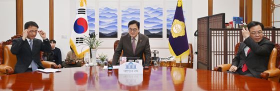 본회의 앞두고 회동하는 국회의장-여야 원내대표