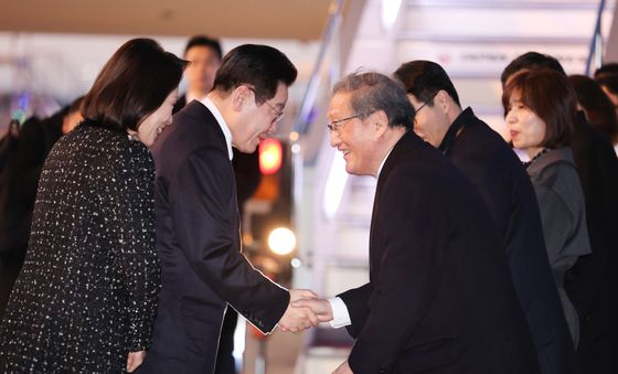 환송객들과 인사하는 이재명 대통령