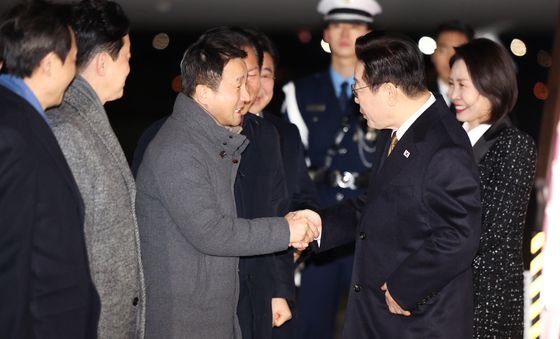 한병도 신임 원내대표와 인사하는 이재명 대통령