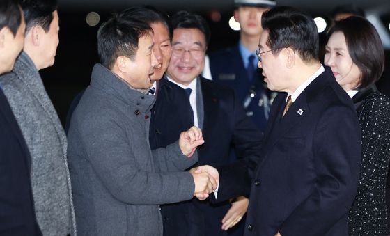 한병도 신임 원내대표와 인사하는 이재명 대통령