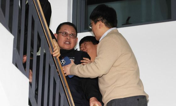 회의장 떠나려는 버스 노조, 만류하는 사측