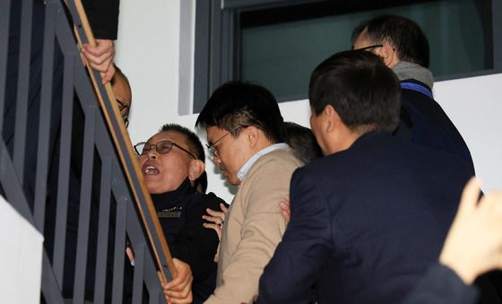 조정 테이블 떠나는 버스 노조, 만류하는 사측