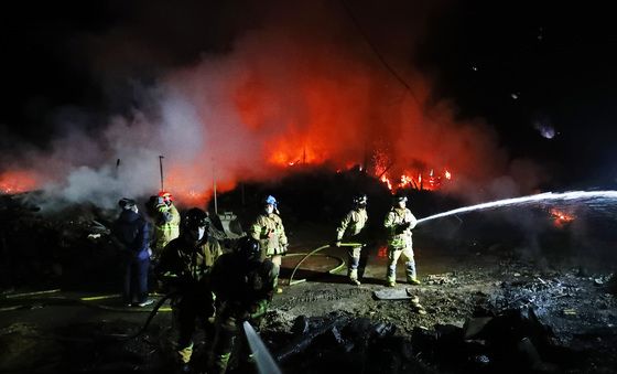 영천 주택 화재, 인근 야산으로 옮겨붙어