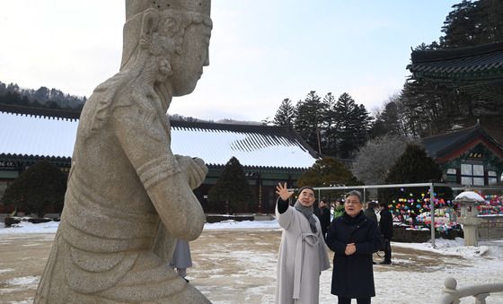 월정사 석조보살좌상 둘러보는 허민 국가유산청장