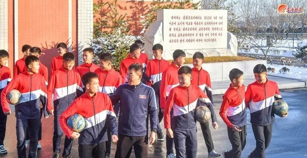 北, 평양국제축구학교 조명…"조국의 영예 떨칠 미래의 선수들"