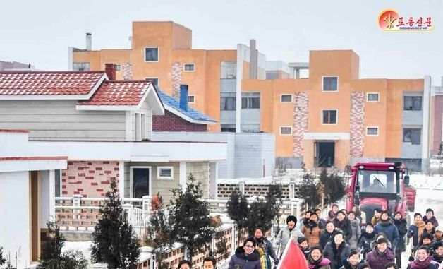 北 "농사 풍작 이룰 열의에 넘쳐"…문덕군 입석농장 조명