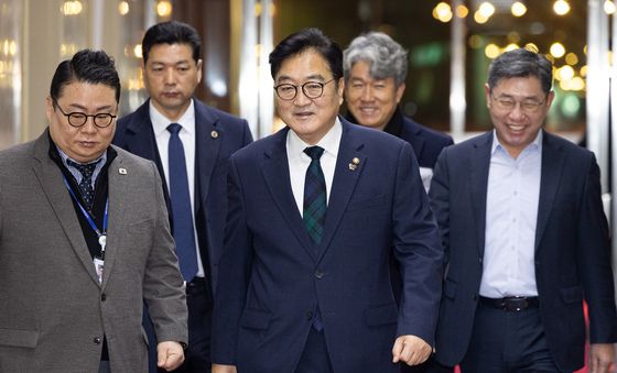 여야 원내대표 만나기 위해 집무실 들어서는 우원식 의장