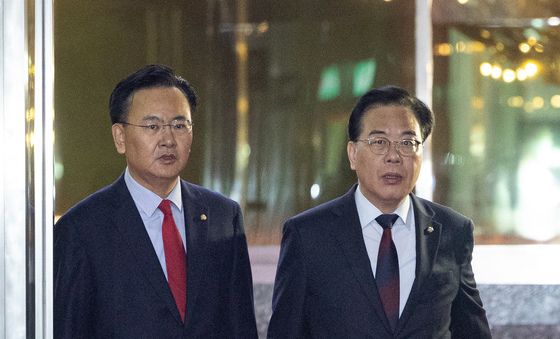 의장 주재 여야 원내대표 회동 향하는 국민의힘 원내지도부