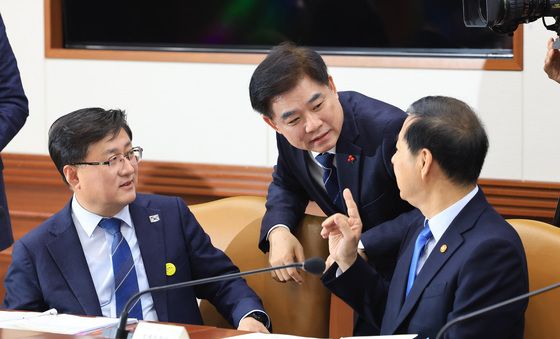 대화 나누는 구윤철·김병욱·김성환