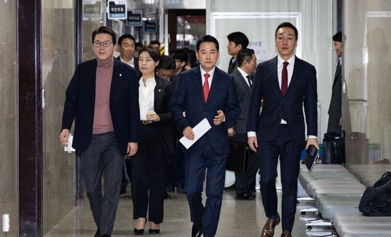 최고위 향하는 장동혁 국민의힘 대표