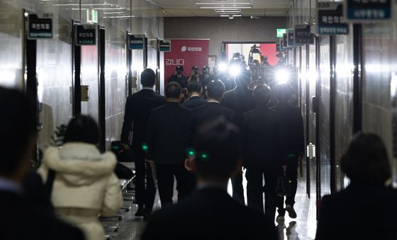 최고위원회의 참석하는 국민의힘 지도부