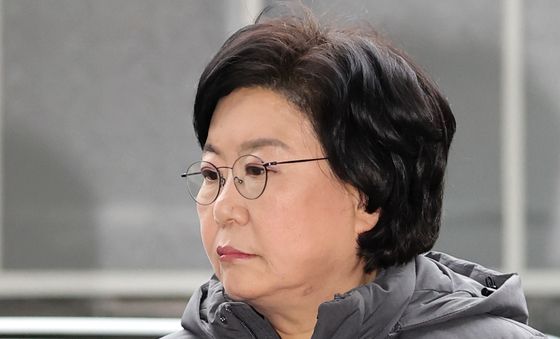출근하는 이혜훈 장관 후보자 '굳은 표정'