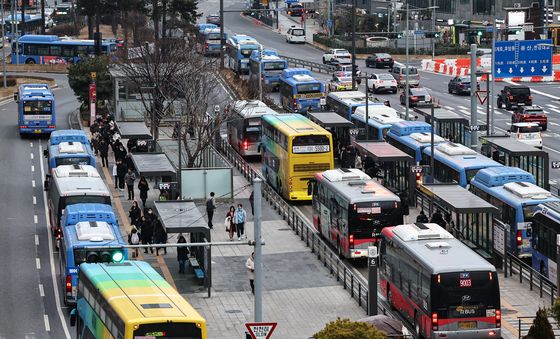 서울 시내버스 노사 협상 타결, 활기 찾은 버스정류장