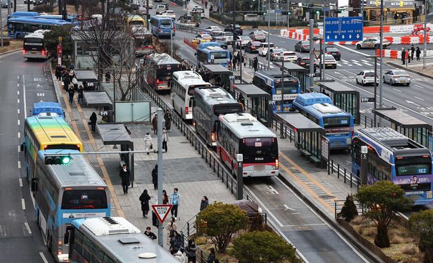 서울 시내버스 노사 협상 타결, 활기 찾은 버스정류장