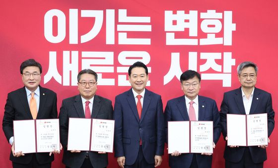 기념촬영하는 장동혁 대표