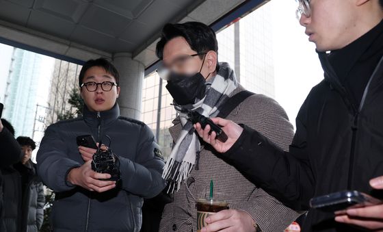 경찰 참고인 조사 향하는 김병기 전 보좌관