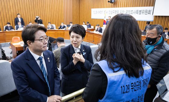 여객기 참사 유가족 대표와 대화 나누는 국조특위 여야 간사