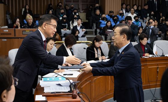 선서문 전달하는 김윤덕 장관