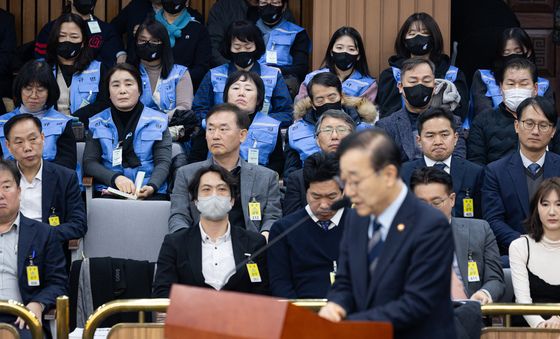 김윤덕 장관 보고 청취하는 유가족들