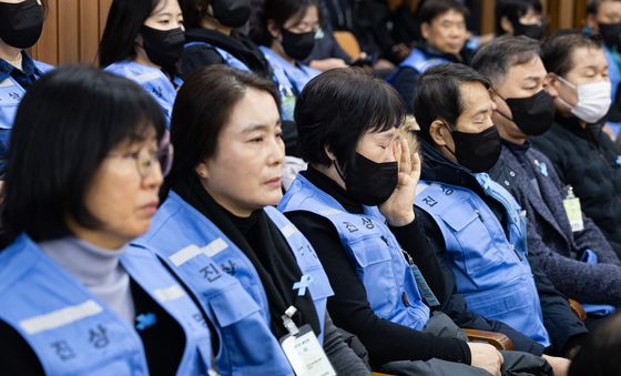 눈물 훔치는 유가족