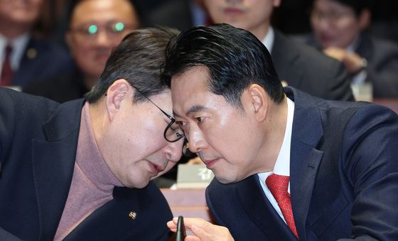 귀엣말 나누는 장동혁·신동욱