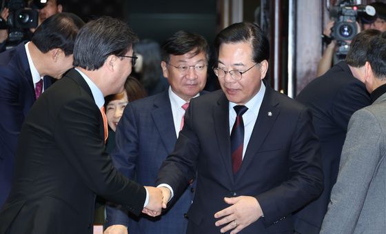 인사나누는 송언석 대표