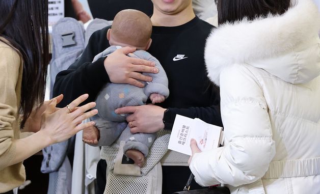 '아기띠 적응하는 아빠'