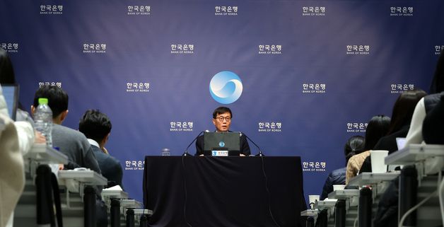 취재진 질문 답하는 이창용 총재