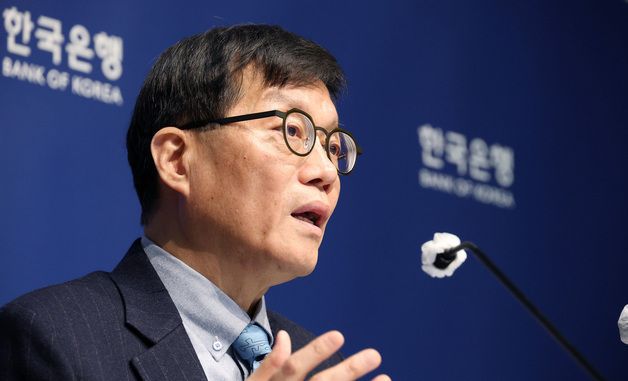 금통위 기자간담회, 발언하는 이창용 총재