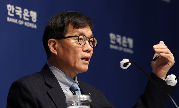 기자간담회 발언하는 이창용 총재