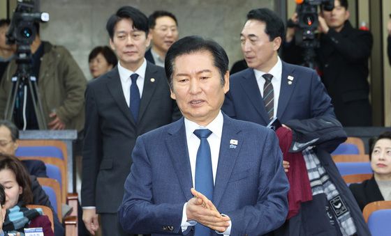 의총 참석하는 정청래 대표