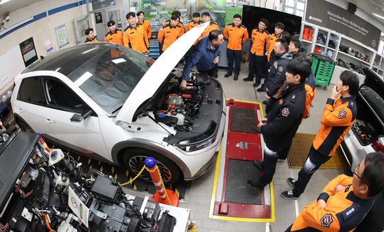 전기자동차 구조 공부하는 소방관