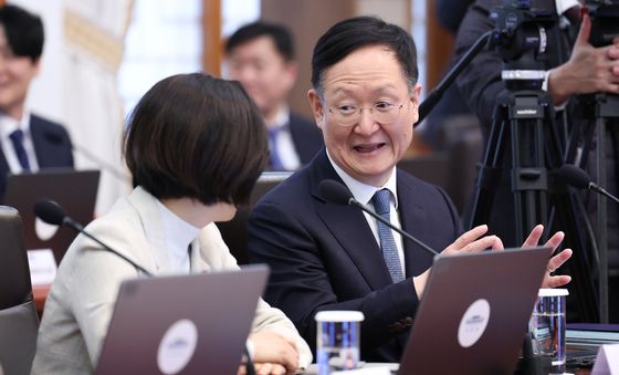 대화하는 봉욱 민정수석과 오현주 안보실 3차장