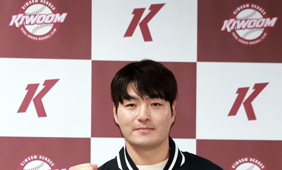 파이팅 포즈 취하는 박병호 선임코치