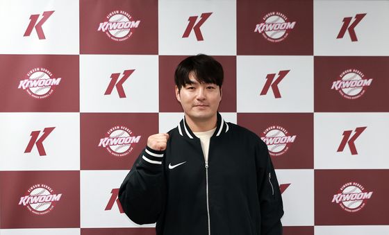 포즈 취하는 신임코치 '박병호'