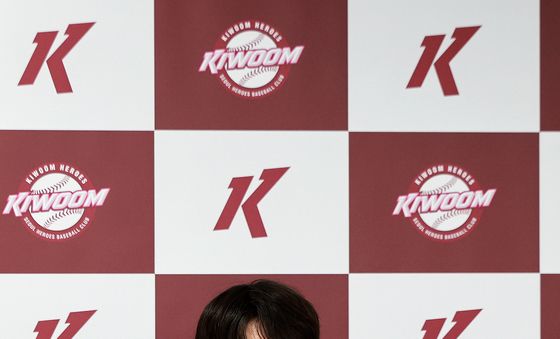 취재진에게 답변하는 박병호 선임코치