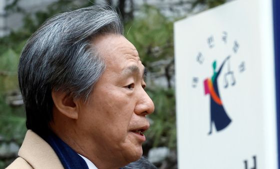 2심 선고 공판 후 입장 밝히는 정기석 이사장