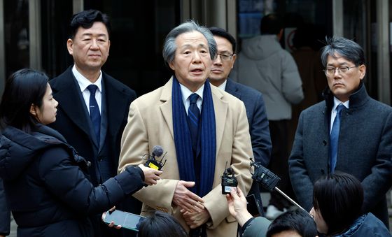 입장 표명하는 정기석 이사장