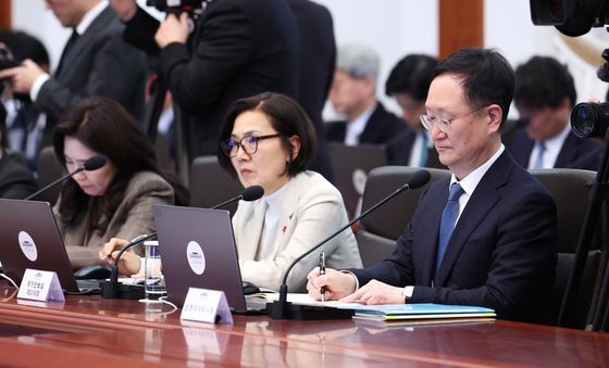 경청하는 봉욱 민정수석