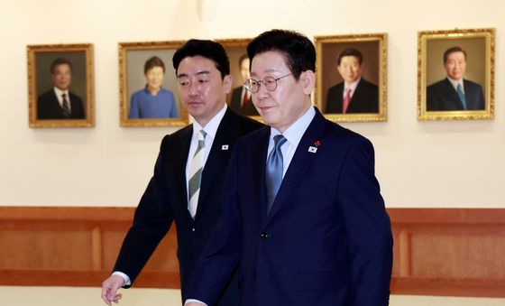 전직 대통령 초상화와 이재명 대통령