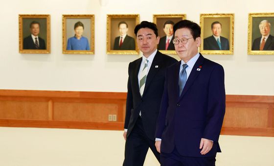 전직 대통령 초상화와 이재명 대통령