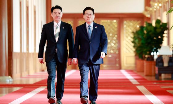 수석보좌관회의 참석하는 이재명 대통령과 강훈식 비서실장