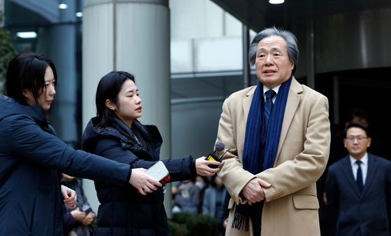 항소심 선고 공판 후 취재진 앞에 선 정기석 이사장