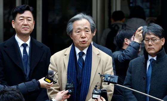 항소심 선고 공판 후 취재진 앞에 선 정기석 이사장