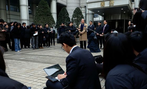항소심 선고 공판 후 취재진 앞에 선 정기석 이사장