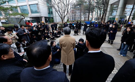 항소심 선고 공판 후 취재진 앞에 선 국민건강보험공단