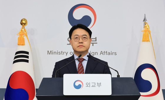 정례브리핑하는 이문배 외교부 부대변인