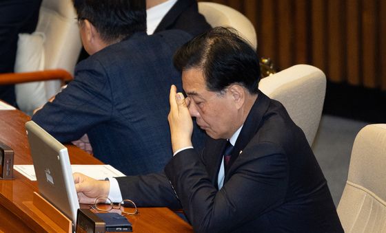 눈가 만지는 송언석 국민의힘 원내대표