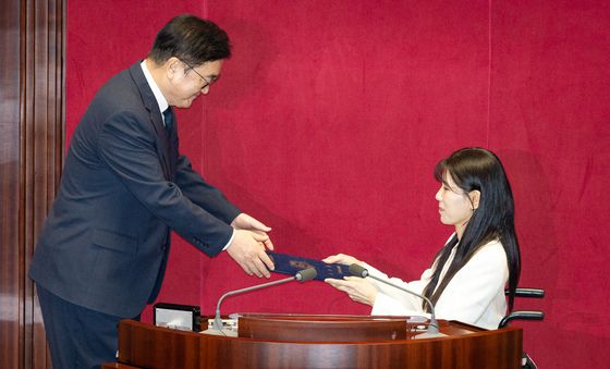 이소희 의원에게 직접 의원선서문 건네 받는 우원식 국회의장